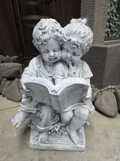 Statue-couple reading.