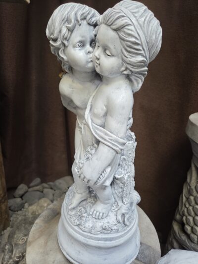 Statue-couple kissing.